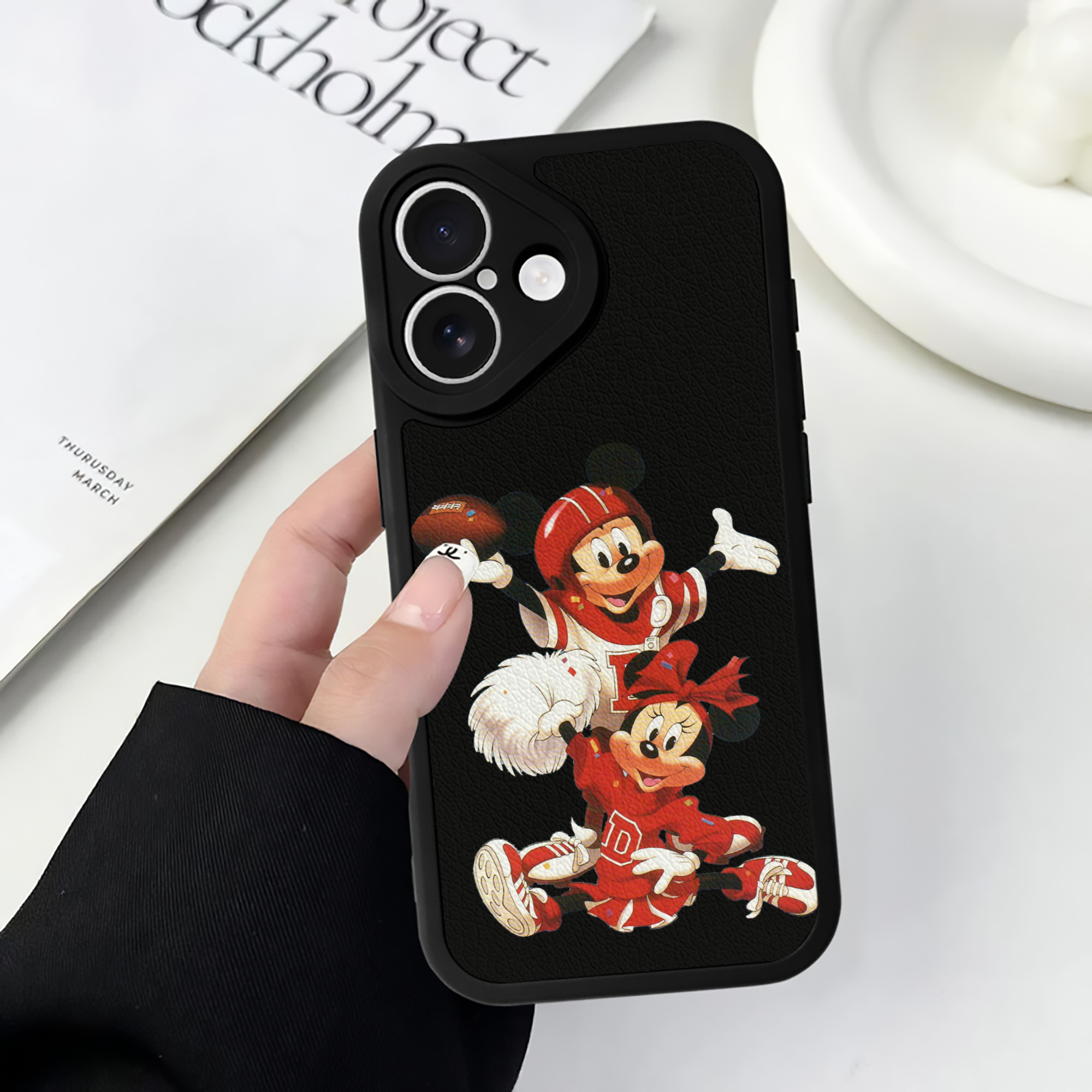（画像用） ミッキーマウス Mickey Mouse 【iPhone 16シリーズ対応】シリコンスマホケース（レザー調） 材質：シリコン